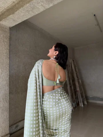 Pyar karo pyar do pyar pao pyar main raho pyar se raho pyar karte rahoooo
.
.
🥻