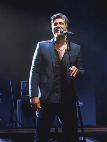 Quando @leochaves canta, não são apenas canções... são histórias que tocam o cor