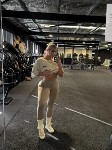 Working on shape 🤍

Online coaching available | link in bio to sign up 💪🏻
@ry