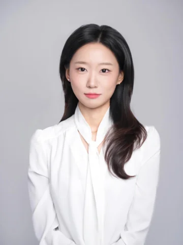 📷😄
인생 첫 #프로필사진 🤍

버킷리스트 하나 완료..ㅎㅎ 매년 찍어봐야지..!!
부모님의 요청으로 배경색 실버톤으로 다시 바꿨다..

