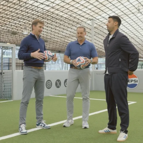 Sami Khedira plays some American football with Eli 👀