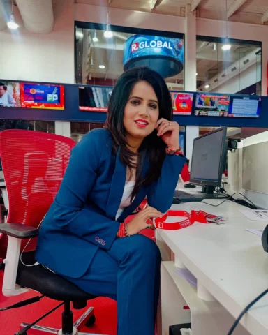 ज़मीर जिन्दा रखिये,
खैरात में मिले पंखों से दुनियां फ़तेह नहीं होती...