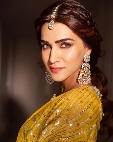 @kritisanon 💛

Outfit @manishmalhotraworld
Earrings @anmoljewellers
Bangles @ra