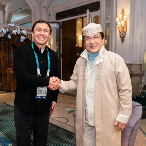 An icon. A legend. Jackie Chan

•

Біздің дәуірдің аңызы - Джеки Чанмен кездесу
