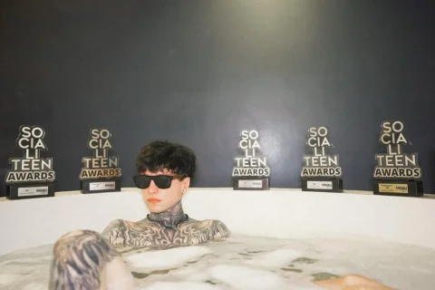 mis cryboyers y yo contra el mundo 👽🖤