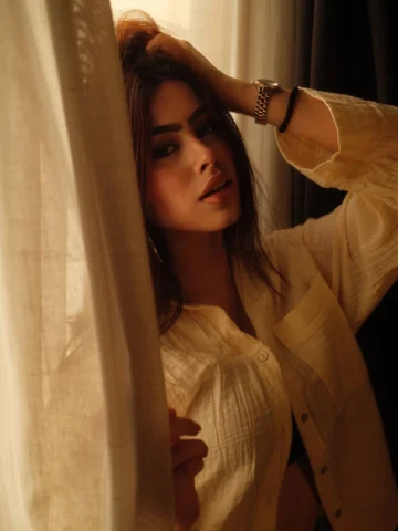 “caught somewhere between light and chaos” 🌙😮‍💨
kaisa laga mera glow?🤭
.
#ri