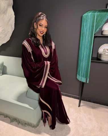 العتاب كالحب فلا تعطيه لمن لا يستحق 
 
كيجاكم اللويين ؟ 🍒

إطلالتي @make_up_by_