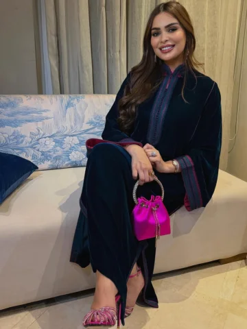Un peu de velours, une touche de rose… et beaucoup de douceur.  Mon caftan de ch