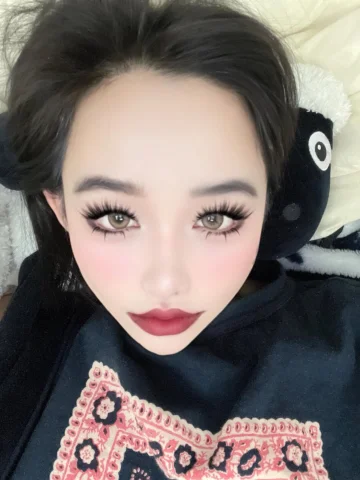 오늘 산 샤넬 립스틱 되게 이쁘고 해보고 싶더라. 이름이 ROUGE ALLURE VELVET.
Rouge Noir387 #박봄#bompark #