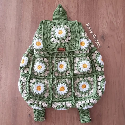 Merhabalar 🌼
Papatyalı sırt çantamın açık hali için sola kaydırabilirsiniz 🤗
A