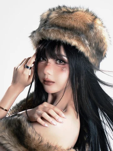 Soft fur, hard stare 👁️🫦👁️

MUA @dedesroza 
FG @fxedbert 
Hairdo @by.binari