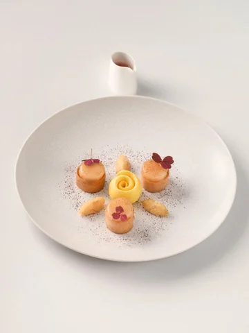 COING / CRÈME CRUE / ÉPICES
Coings pochés et glacés d’un jus réduit, crème crue 