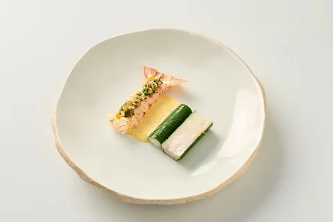 LANGOUSTINE
l’une, cuite nacrée puis terminée au chalumeau avec des blettes et d