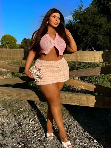 Spring into 🌸 @FashionNovaCurve

Wearing : jazzy sweater shirt - pink 
Wearing: