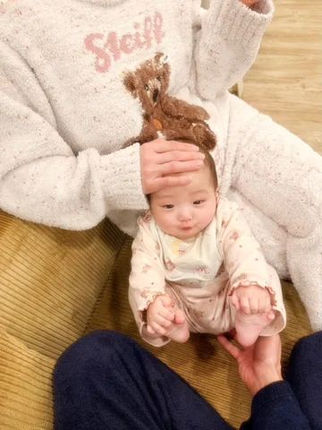 自分の足を見つけたユメ🦵

ずっと足つかみポーズがお好きです🥰
成長だねぇ✨

#足つかみ
#足発見
#夢空