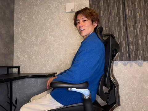 自分の部屋でーす✨☺️

最近、部屋でちょっと作業する時などに座っているのが
「SIHOO DORO-C500 高機能チェア」

リクライニングしても、
背中～