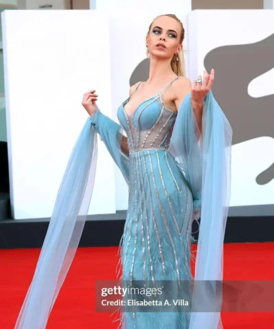 ❄️Sembro un po’ una Ice Queen👑
Vi piace il mio vestito?

Dress: @eleonoralastru