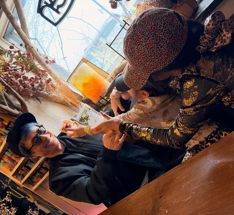 ^_^
娘たちへ
手作りキャンドルのお店に行った時のことです。2人は自由にキャンドルの周りにドライフラワー飾ってたよ。自由にのびのび自分らしく手作りを楽しんでる