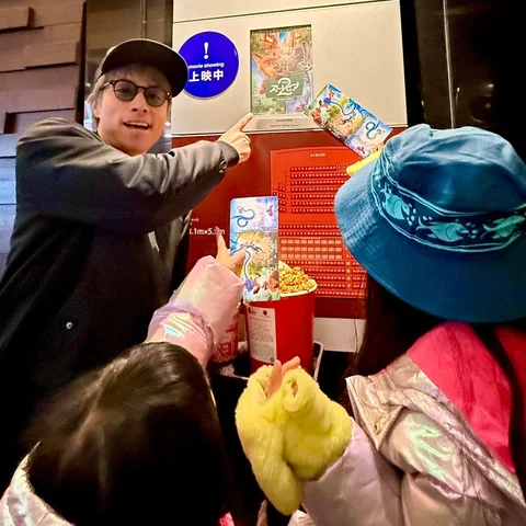^_^
娘たちへ
パパとママの最初のデートも映画館でした。月日が流れ家族で映画館に行けることをとても幸せに感じたよ。あなたたちもこれから先に素敵な人たちと映画館