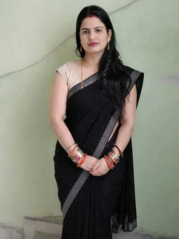 🫶🖤😘 कैसी लग रही है दोस्तो ब्लैक साड़ी मे 📝 #instapost #instalove #instanewpo