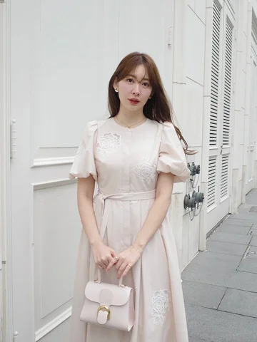 Rose Embroidered Dress🌸

ローズ刺繍が目を引く特別なドレス🪡
薄ピンクのカラーには同色のバッグを合わせて、淡くなりすぎないようにシュ