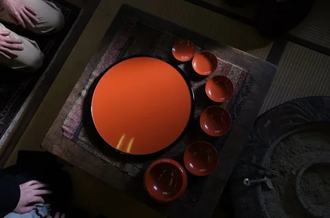 日本の『漆 urushi』❤️

縄文時代からずっと続いている、日本の漆文化。

うるしの木に少しずつ傷をつけながらいただく天然の樹液。その樹液を器に重ねていく