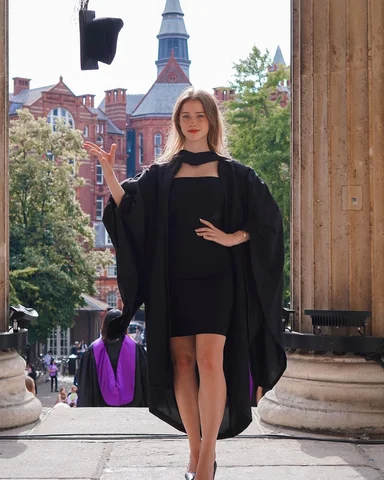 Law school done 👩‍🎓 whats next?
.
.
.
.
next is twitch streaming duh (mira004)