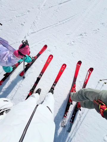 3世代スキー⛷️♡
今回も大好きな奥志賀高原。

暖かくてぽかぽかな春スキーの方が
心軽やかに楽しめて楽しいと思いつつ、
真冬のあの雪質には変え難いですね。

