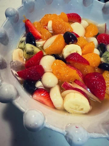 フルーツポンチを作るという
土日の手持ち無沙汰な日に適した最高のエンタメに出会った
今年の雛祭り🎎
夫が子供の頃からよく実家で作っていたそうで。
娘とフルーツ