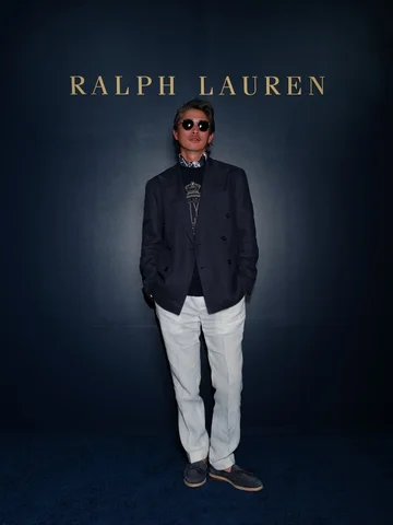 「Ralph Lauren」表参道店20周年✨

アメリカン・ラグジュアリーを体現する
日本屈指のストアの重厚な雰囲気は、
まさに唯一無二。
我々の時代は制服と
