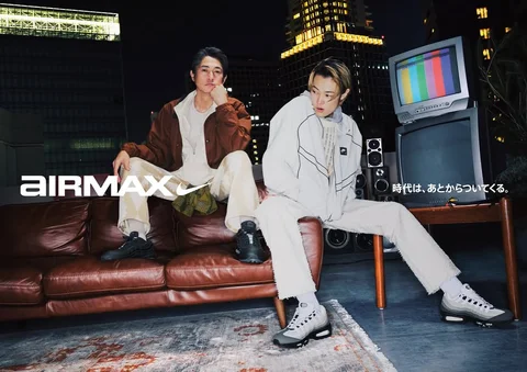世代を超えて愛される
伝説の"NIKE AIR MAX"
またまた愛流と親子共演 ―――――――― ノイズを気にするな、 スタンスをつらぬけ。 正解なんて己の外
