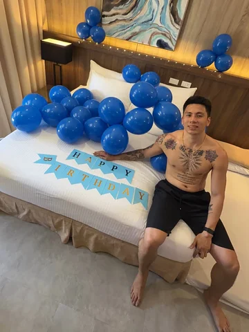 Belated happy birthday to my very hardworking husband.

@masamireycove 💙