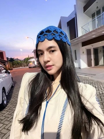 Embun pagi jatuh di daun muda,
Menyapa bumi dengan tenang rasa,
Kalau niatmu han