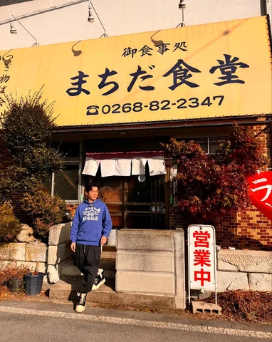 最高でした😆
90歳のお母さまと息子さんと叔母さんの3人がお出迎えしてくれる素敵なお店
オーダーはテーブルに置いてある紙の切れ端に自分で書いてカウンターまで持