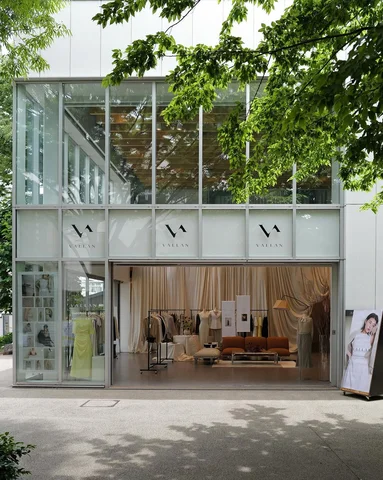 【VALLAN 1st Anniversary Popup Event】

空気を孕むレイヤーが静かに呼吸し、
柔らかなテクスチャにほのかな奥行きが宿る。
VA