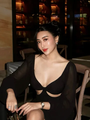 Draped in black, dreaming in gold 🖤🥂
