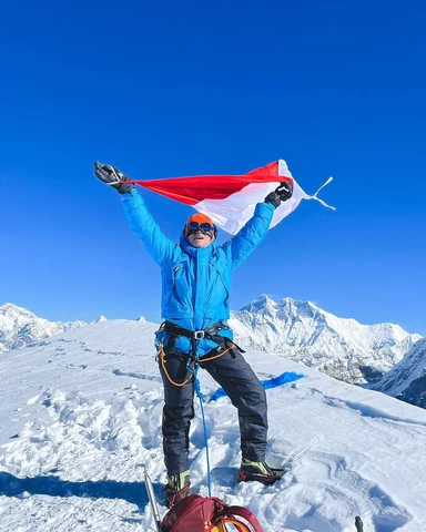 I made it to Mera Peak 6.476 mdpl. (Btw yang di belakang gw itu Gunung Everest. 