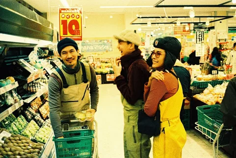 Warm tone Laughters and groceries shopping.

Contax T3
Contax Zeiss Sonnar 35mm
