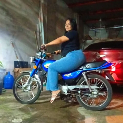 Vamos a un paseito en mi  moto 🏍💯 tengo todo en regla ,vamos 😊😅