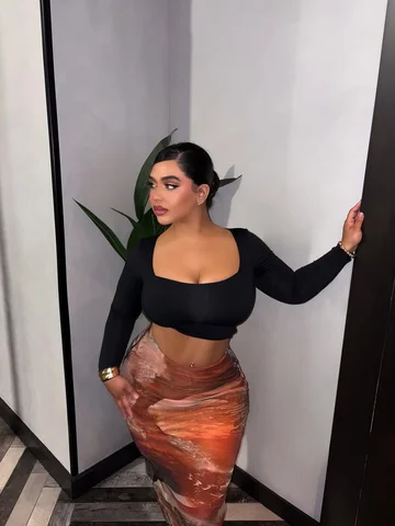 She hurt feelings , she ain’t wrong
She works hard ,she play harder 🧡