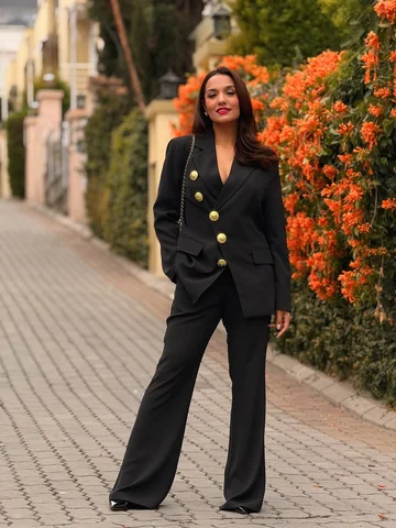 Black. Gold. Confidence.
Some looks just make you feel instantly powerful… and t