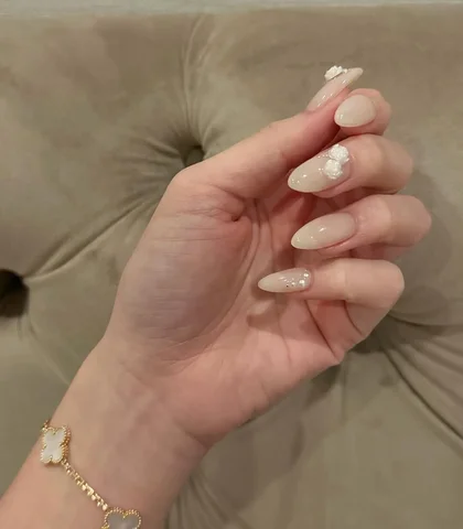 今月のネイル 💅

あんにゅいなホワイトカラーがお気に入り🤍

#ネイル #韓国ネイル