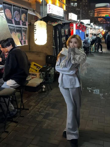 🇯🇵福岡深夜食堂🍖🍜🥟
來福岡宵夜就是要吃最接地氣的美食
屋台路邊小吃！！
隨便選的一家都很好吃
還被樂媽遇到同鄉🇻🇳
直接用母語大聊起來！！
#