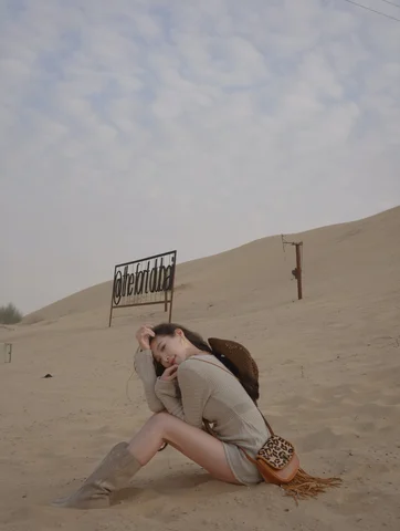 在杜拜，還是花了一整個下午，特地去踩點這間藏在沙漠裡的咖啡店 ，果然是名不虛傳美照咖啡廳呀！

地理位置真的很荒涼，一路只有滾滾黃沙，（差點以為要被司機賣掉⋯�