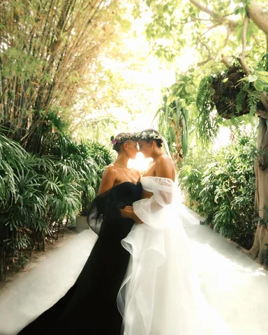 every now & then I look through all our wedding pictures & it makes me equally e