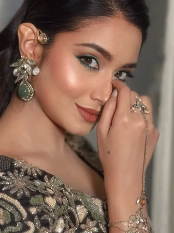 All that glitters..✨
Makeover: @zahidkhanbridalmakeover 
Outfit: @anzara.officia