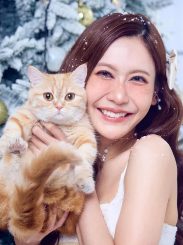 เมอยี่คริสมาสสสสส จิงกาเบลล จิงการาเบลลล~🥳🎄

🙏🫶🏻
Mua @bbiibee_makeup 
Hair 