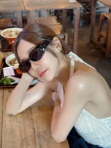 ที่ใส่แว่นเพราะไม่อยากมองกล้อง จะเก็บตาไว้มองแต่เธอ😎
#Neoteria #NeoteriaThailan