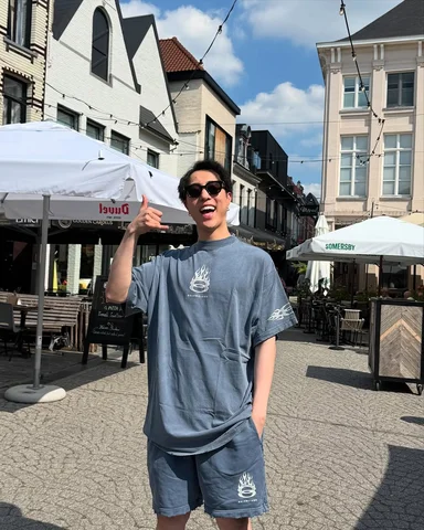 これは流石にまじ酔いポーズじゃなくてアロハ🤙🏻

#ベルギー
#めちゃくちゃ天気良さそうな写真
#実際何回も土砂降りと遭遇
#海外では真っ黒サングラスかけが