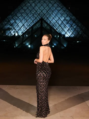 The iconic @ester_exposito at Le Grand Dîner du Louvre hosted by Musée du Louvre